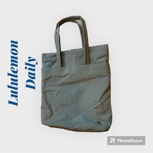 Lululemon daily multippocket bag